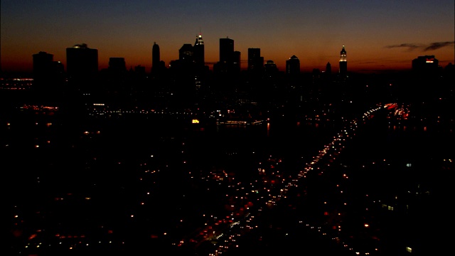 夜晚，车灯勾勒出布鲁克林大桥和其他城市街道的轮廓。视频素材