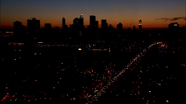 夜晚，车灯勾勒出布鲁克林大桥和其他城市街道的轮廓。视频素材