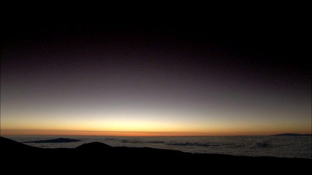 夕阳映出山峰的轮廓。视频下载