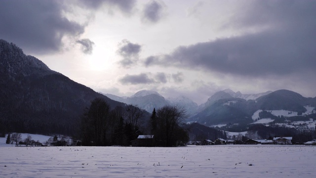 开车经过德国白雪覆盖的山脉，宽阔视频下载