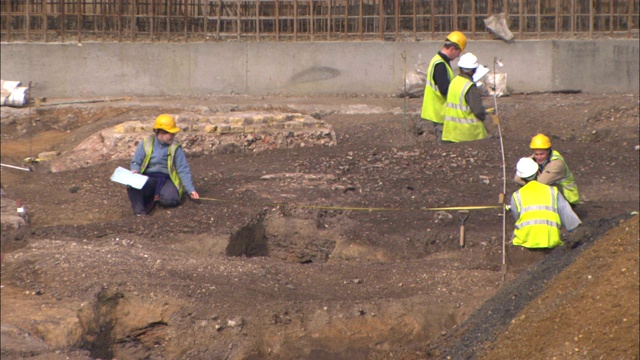 建筑工人在测量Tabard广场的一部分。视频素材