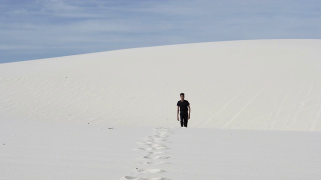 孤独的人走在广阔的沙漠视频下载