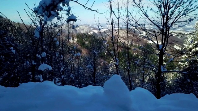 山上积了很多雪视频下载