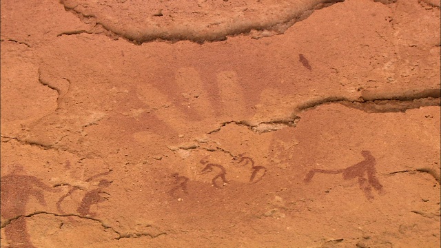 古老的艺术覆盖在砂岩表面。视频素材