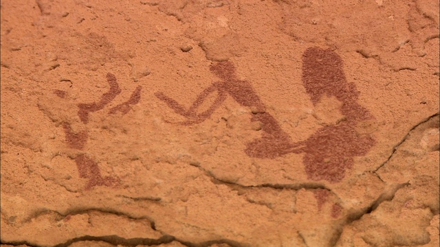 砂岩墙壁上覆盖着古老的洞穴艺术。视频素材