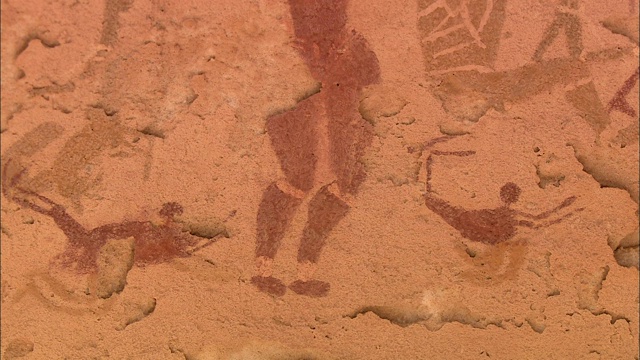 古代的洞穴艺术描绘了人类和猴子。视频素材