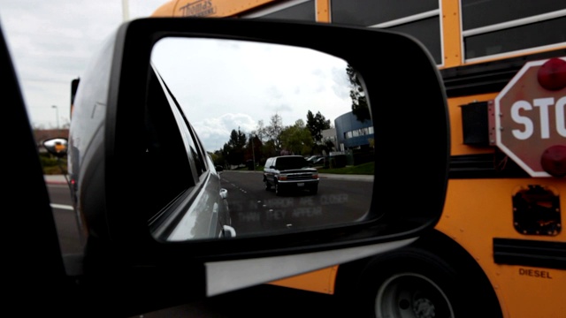 侧视镜可以反映出迎面而来的校车和其他车辆。视频下载