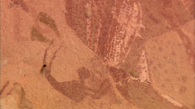 古代洞穴艺术描绘了一个坠落的人。视频素材