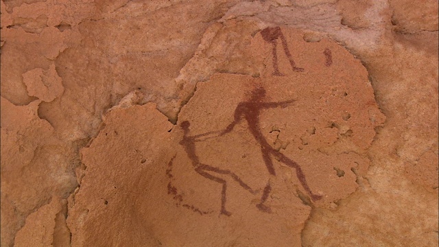 古代洞穴艺术描绘了一男一女。视频素材