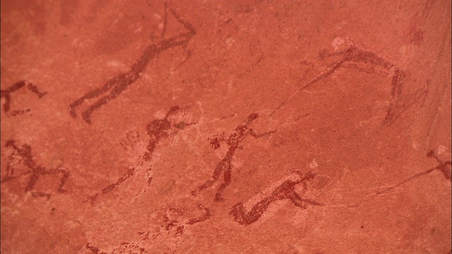 悬崖上的岩画描绘了人物。视频素材