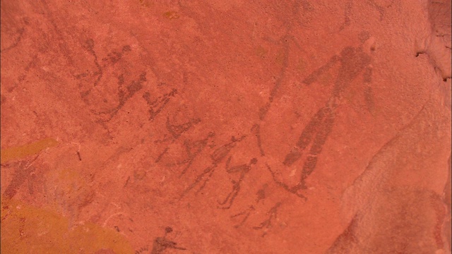 砂岩上的古代象形文字描绘了许多人形。视频素材
