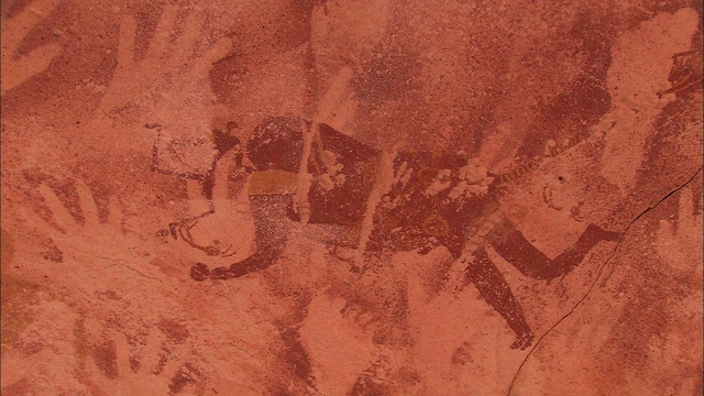 古老的岩画和象形文字装饰着岩壁。视频素材