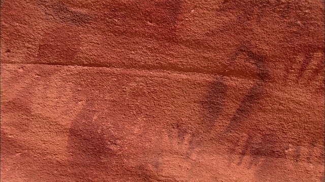 古老的象形文字在砂岩表面重叠。视频素材