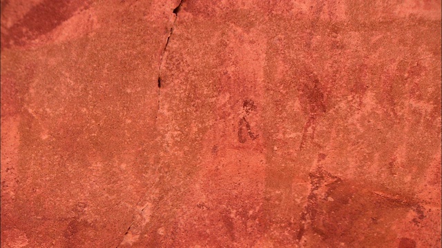 手的轮廓覆盖了砂岩墙的表面。视频素材