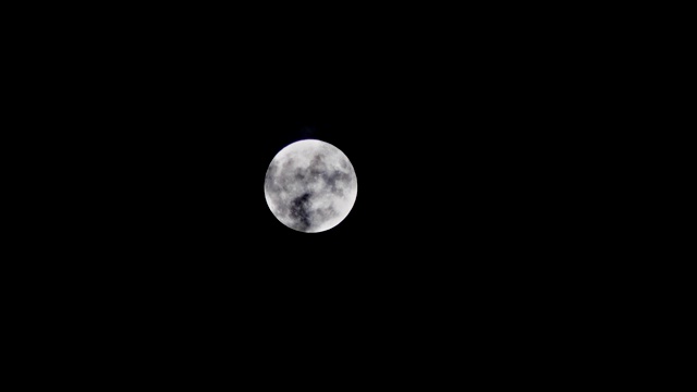 夜空中乌云背后的满月视频素材