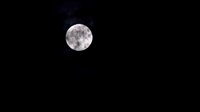 满月笼罩着黑暗的天空，笼罩着神秘的夜晚视频素材
