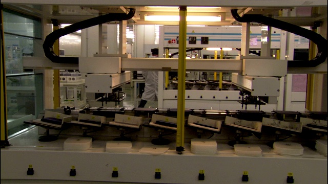 工人们在高科技工厂里操作机器人。视频素材