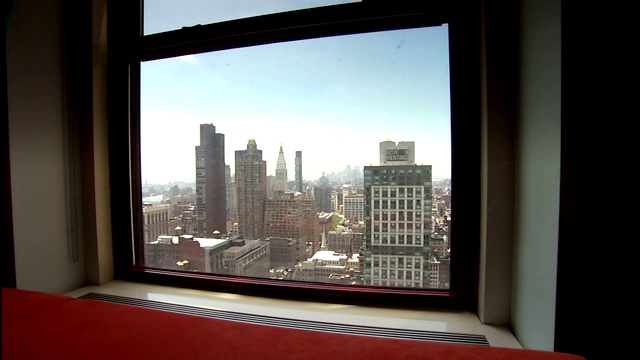 一座高层办公大楼的窗户正对着纽约市的摩天大楼。视频下载