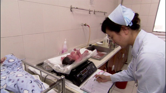 当护士给新生儿称重时，婴儿就会哭。视频下载