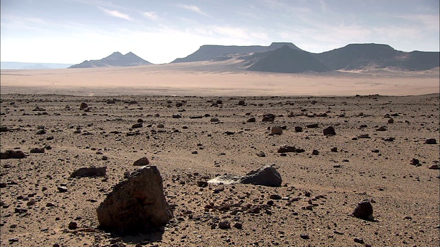 岩石覆盖着撒哈拉沙漠的一块不毛之地。视频下载