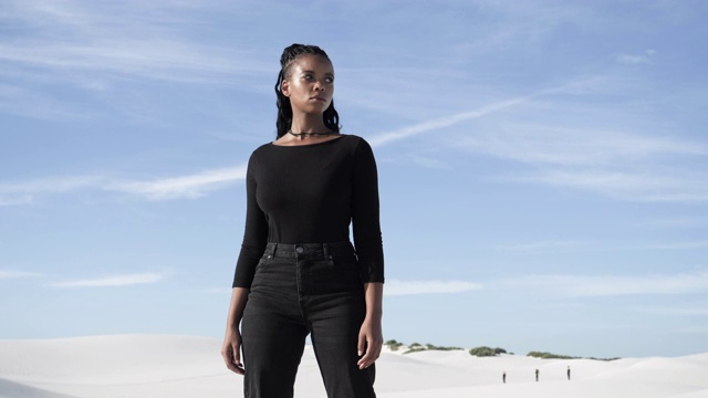 低角度，非裔美国妇女站在沙漠中视频素材