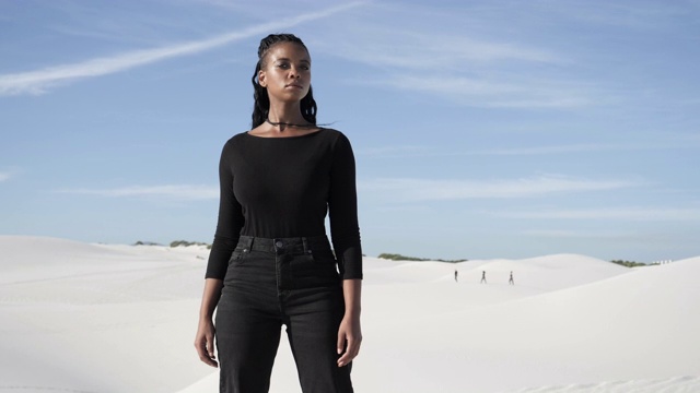 自信的非裔美国妇女站在沙漠中，特写视频素材