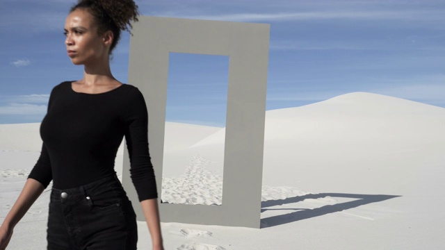 孤独的非洲裔美国妇女穿过沙漠的门框，宽视频素材