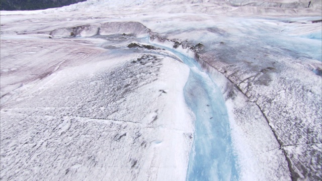 融化的水溢出朱诺冰原的冰川。视频下载