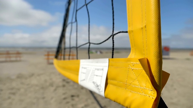 沙滩上黄色排球网的边缘视频下载