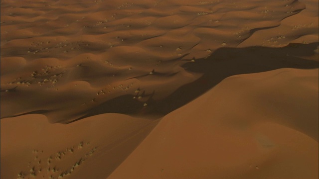 巨大的沙丘在Gilf Kebir高原上投下阴影。视频下载
