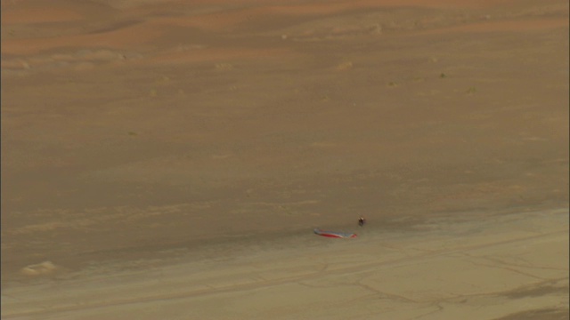 一架直升飞机在埃及广阔的吉尔夫凯比尔高原上空飞行。视频下载