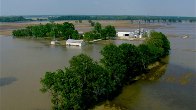 洪水线上方可以看到一组农场建筑。视频下载