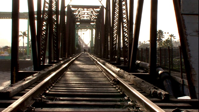 铁轨穿过一座金属桥。视频下载