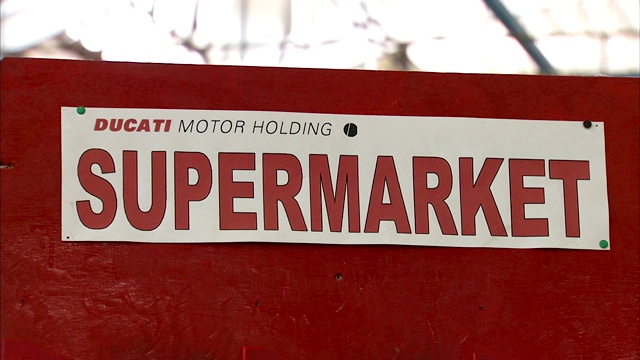 标牌上写着“杜卡迪汽车控股超市”。视频下载