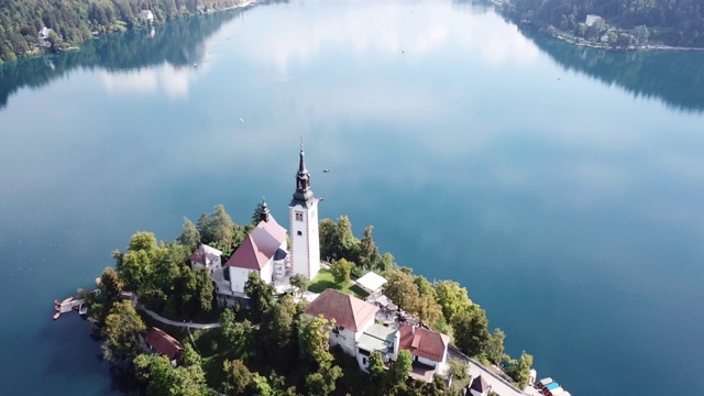 斯洛文尼亚布莱德湖的教堂，空中视频下载