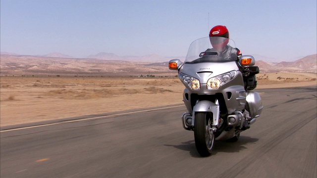 沙漠公路上的摩托车。视频素材