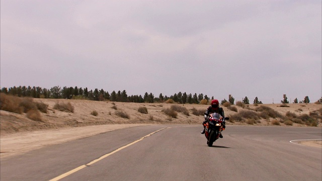 高速公路上摩托车超速行驶。视频素材