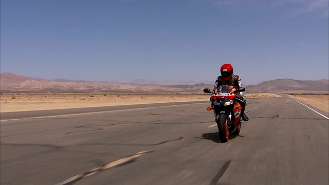 摩托车在高速公路上飞驰。视频素材
