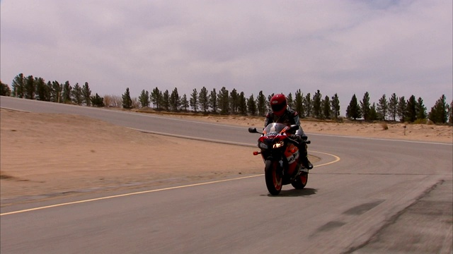 摩托车在弯道上加速。视频素材