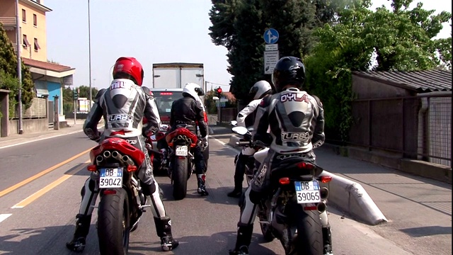 骑手们把他们的阿古斯塔摩托车停在路边，一边商量着。视频下载