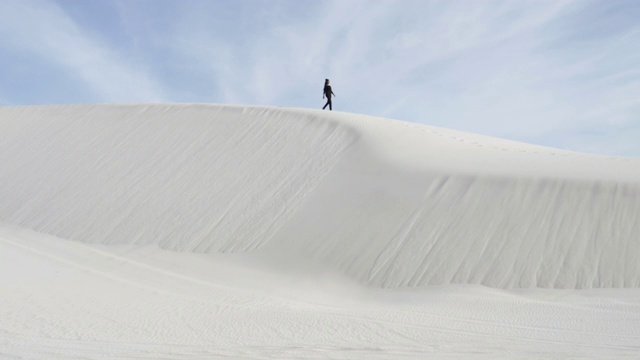 宽，人独自走在沙丘上视频素材