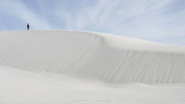 人在沙漠中独自行走，宽阔视频素材