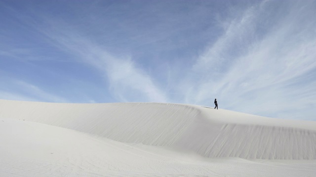 人们走在宽阔的沙丘上视频下载