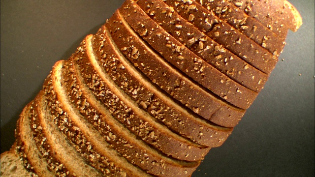 谷物覆盖在小麦面包片的表层。视频下载
