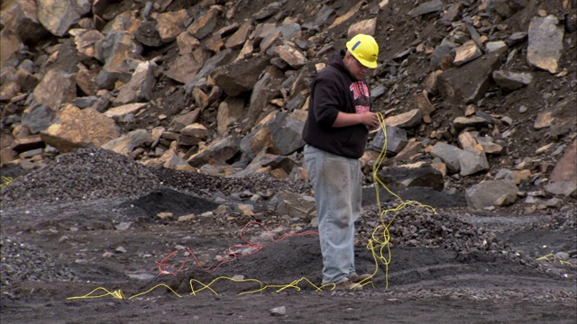 一名矿工解开矿井里的爆炸电线。视频下载