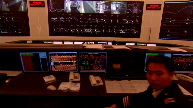 控制员在大型交通控制中心的大型计算机工作站工作。视频下载
