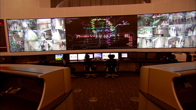 地铁控制中心的内部环绕着墙壁监视器。视频下载