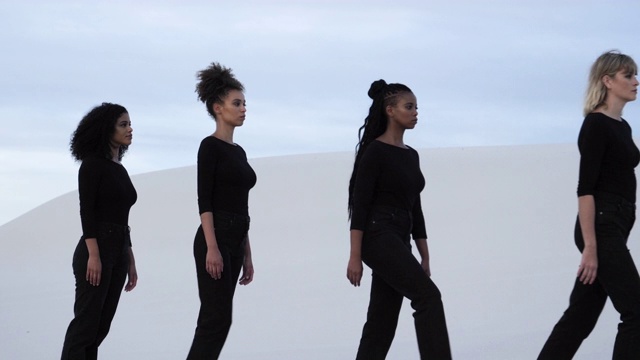 四个不同的女人站在沙漠里视频素材