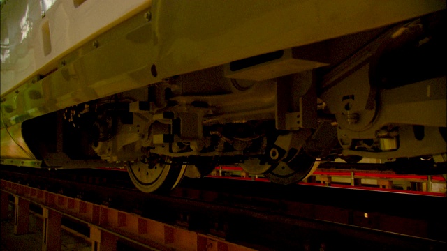 协调低振动轮对位于CRH380D高速铁路车厢下方。视频下载