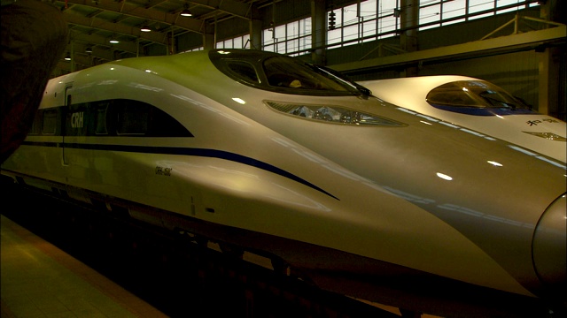 新的子弹头列车在中国南方铁路的月台等候。视频下载